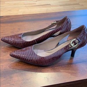 Brown patent leather low-heel pumps